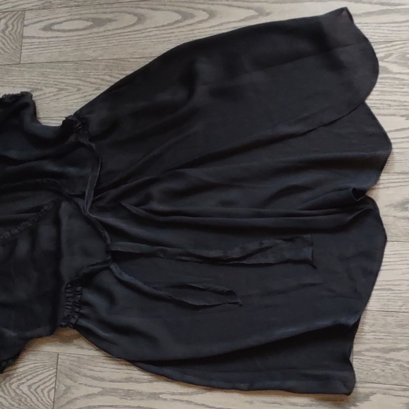 Beautiful black silky robe by Oscar De la Renta💕 - Picture 7 of 16